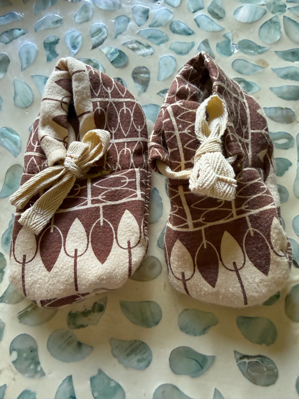 kate quinn Brown and Cream Knit Slip-On Slippers with Tie